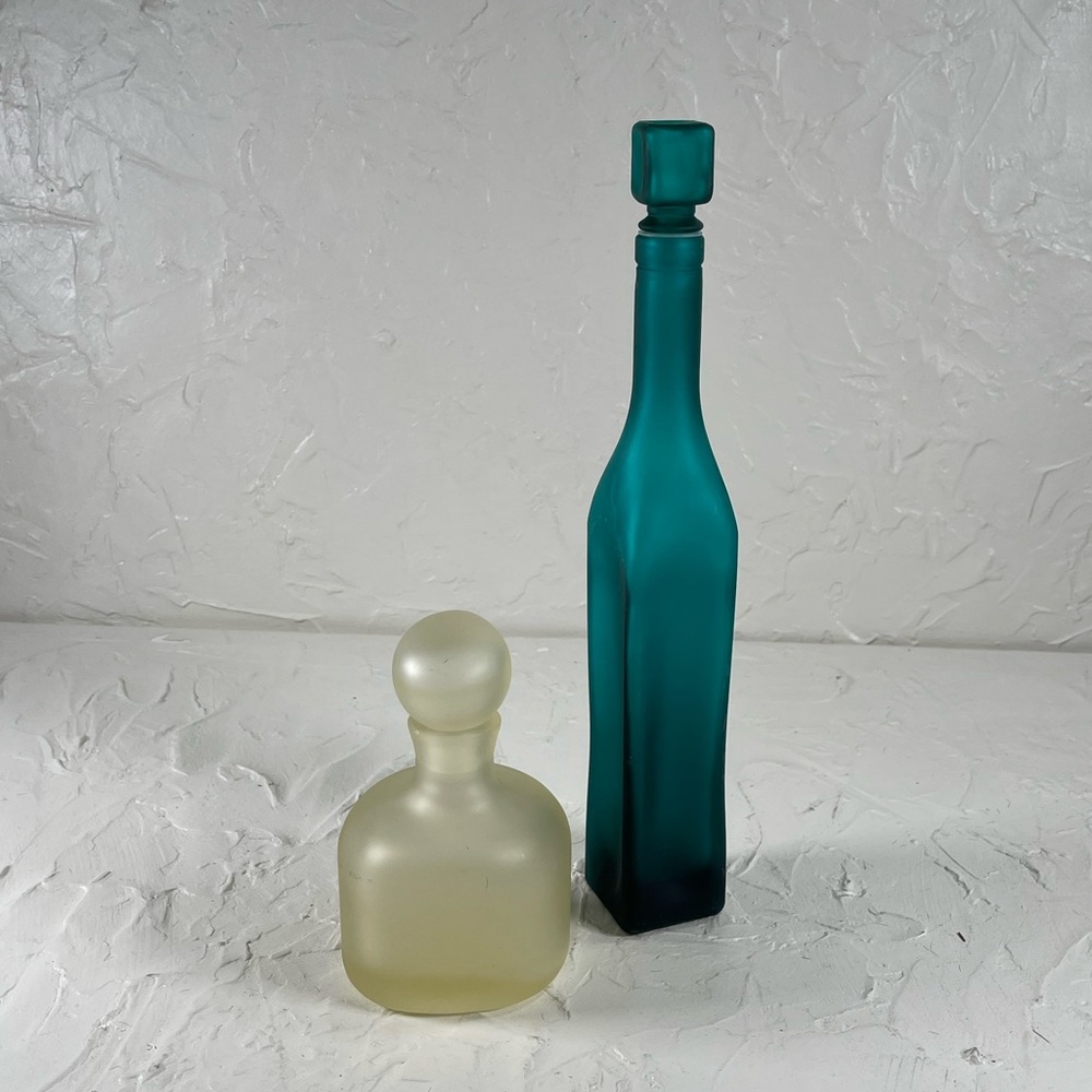 * Vintage Set of 2 Frosted Clear Glass Decanter Bottles with Lid